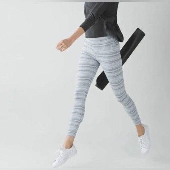 NWOT Lululemon High Times Cyber Stripe Silver Fox Gray Size 4 - Picture 2 of 10